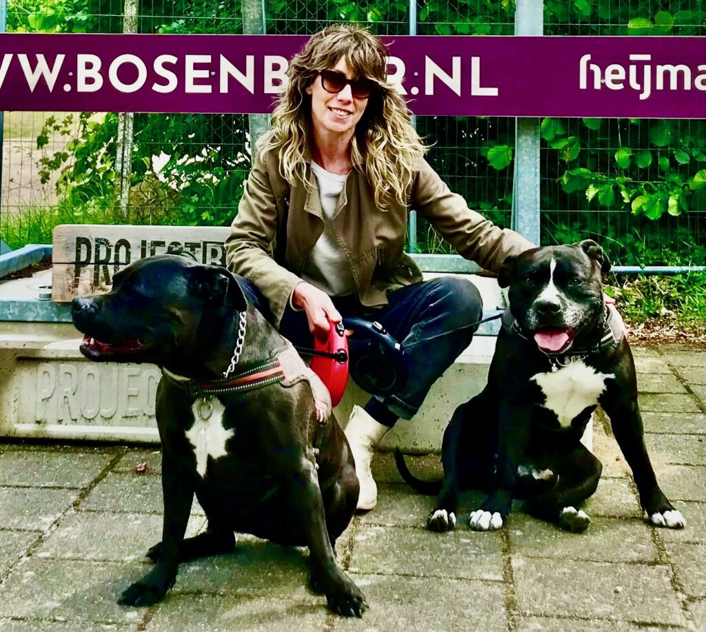 Ethische copywriter Peggy van Schrijfwijze poseert met honden. 