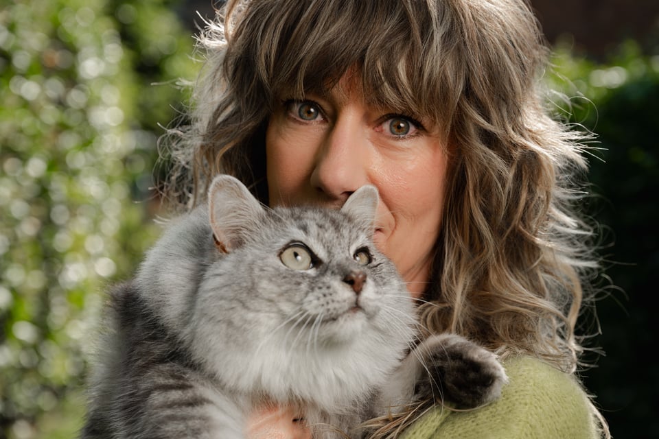 Copywriter Peggy met kat, ter illustratie van kattengejank als merkstem.